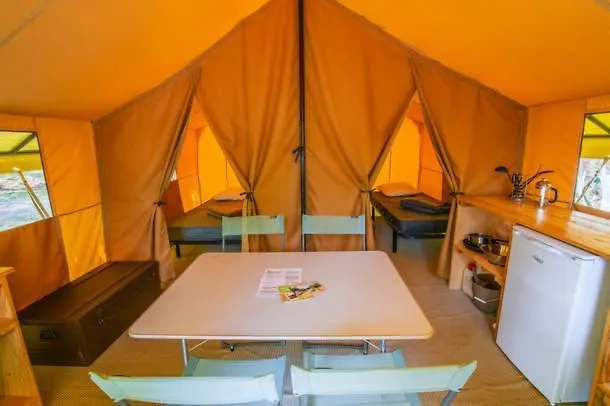 Onlycamp De Chamarges مكان تخييم *